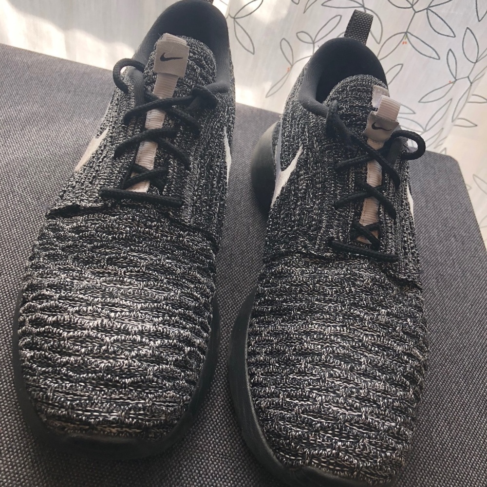 Nike Roshe One Flyknit Sneakers Oreo 7.5